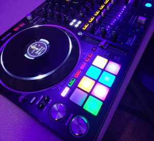 Close up photo of a turntable